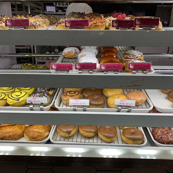10/20/2019 tarihinde Nick S.ziyaretçi tarafından SK Donuts &amp; Croissants'de çekilen fotoğraf
