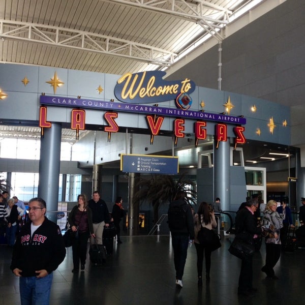 รูปภาพถ่ายที่ &quot;Welcome to Las Vegas&quot; Sign โดย Leah B. เมื่อ 2/24/2014