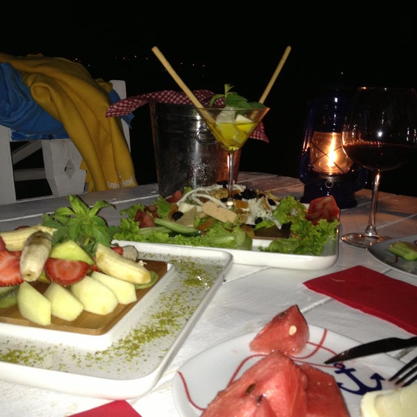 Das Foto wurde bei Denizaltı Cafe &amp; Restaurant von Burcu S. am 5/12/2013 aufgenommen