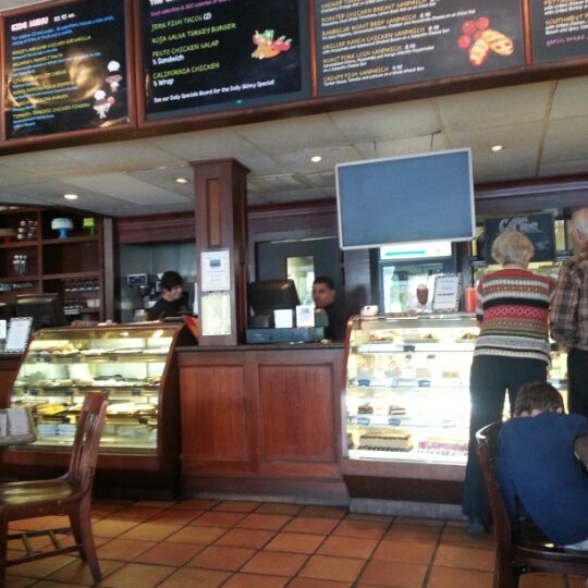 รูปภาพถ่ายที่ Ruggles Cafe Bakery โดย Quy T. เมื่อ 11/30/2012