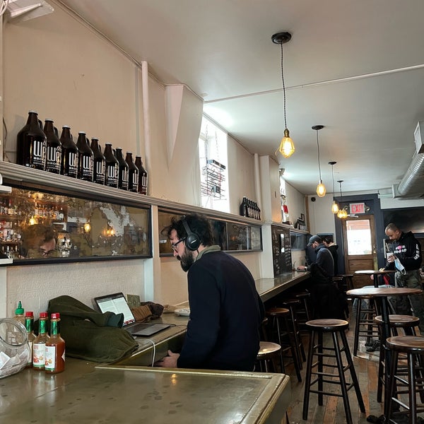Foto scattata a The West—Coffeehouse &amp; Bar da Amanda C. il 3/30/2022
