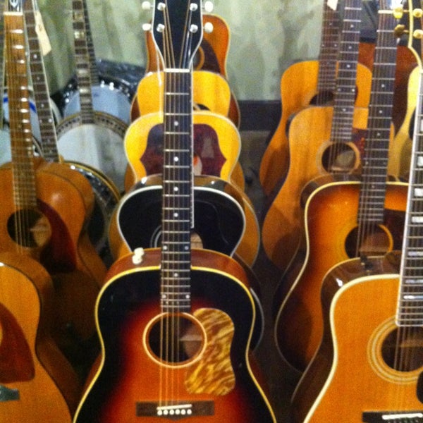 9/12/2013 tarihinde Amanda C.ziyaretçi tarafından Southside Guitars'de çekilen fotoğraf