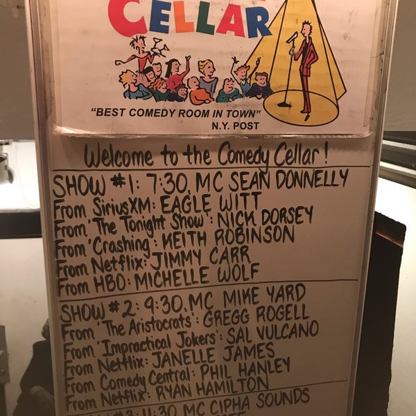 Foto tirada no(a) Comedy Cellar por Amanda C. em 3/14/2019