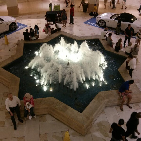 Foto tomada en Aventura Mall Fountain  por Matt G. el 6/23/2013