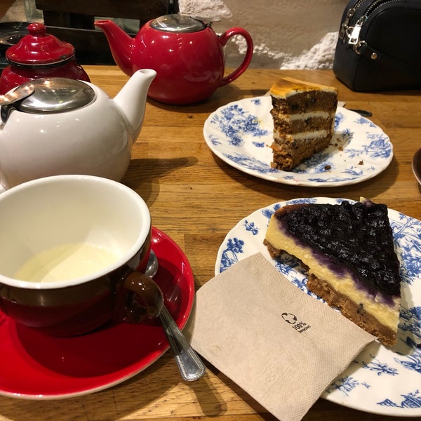 Foto diambil di Mür Café oleh Timur Z. pada 12/30/2018