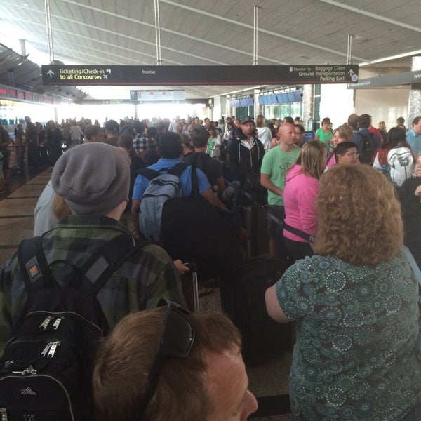 Foto tirada no(a) Aeroporto Internacional de Denver (DEN) por Jessica 💖 S. em 7/12/2015