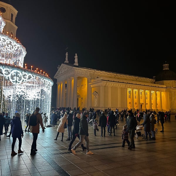 รูปภาพถ่ายที่ Katedros aikštė | Cathedral Square โดย iMoon เมื่อ 12/3/2022