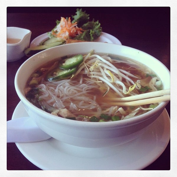 Das Foto wurde bei Blue Lotus Vietnamese Cuisine von Christopher M. am 10/1/2013 aufgenommen