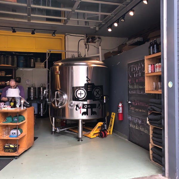 Photo taken at Good Robot Brewing Company by 純苔 小. on 9/1/2018