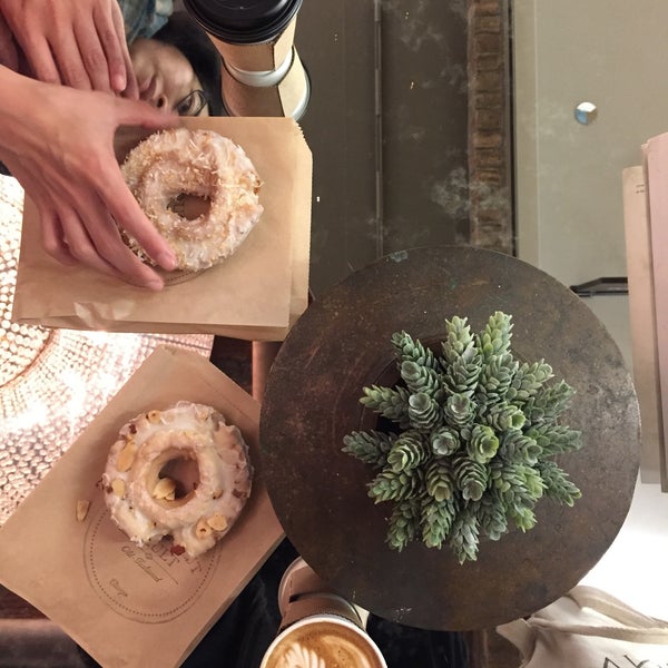 รูปภาพถ่ายที่ The Doughnut Vault โดย 純苔 小. เมื่อ 11/6/2017