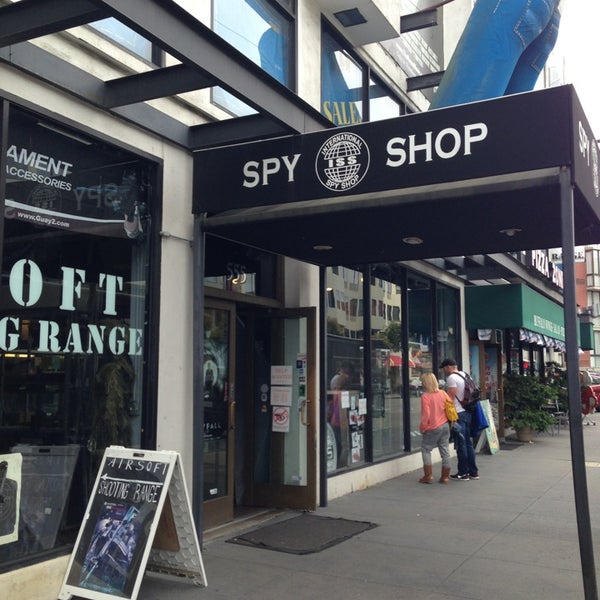 รูปภาพถ่ายที่ International Spy Shop โดย A เมื่อ 7/16/2013