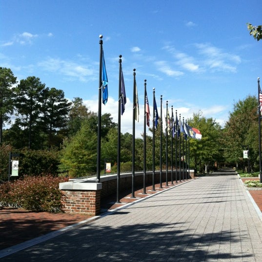 รูปภาพถ่ายที่ Colonial Williamsburg Regional Visitor Center โดย Holly M. เมื่อ 10/18/2012