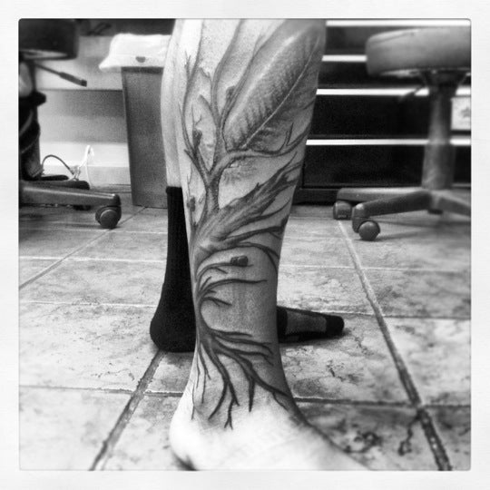 รูปภาพถ่ายที่ Rising Dragon Tattoos โดย Sohail C. เมื่อ 1/7/2013