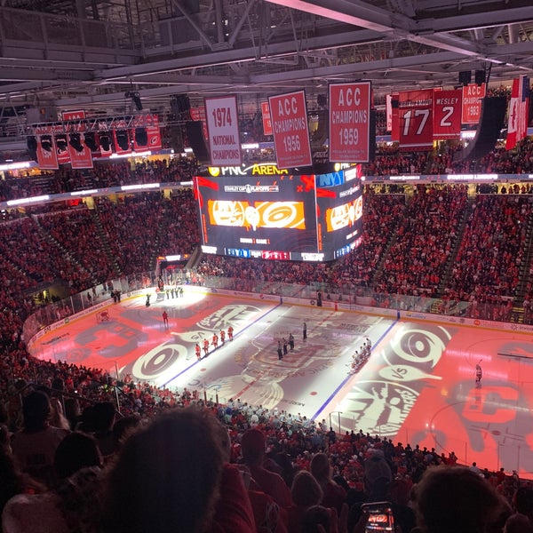 รูปภาพถ่ายที่ PNC Arena โดย Gary A. เมื่อ 4/18/2023