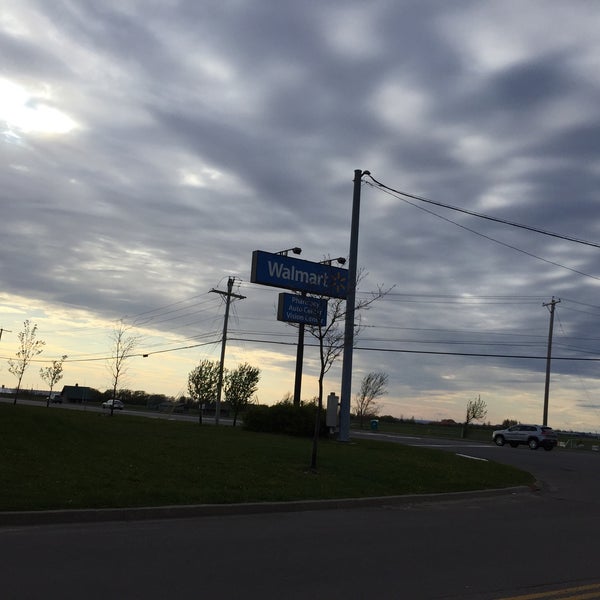 次での写真：Walmart Supercenter Malone、NY