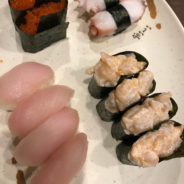 Foto scattata a Island Sushi and Grill da Len P. il 6/14/2018