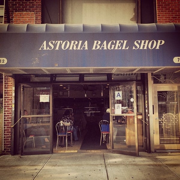 รูปภาพถ่ายที่ Astoria Bagel Shop โดย David F. เมื่อ 10/4/2013
