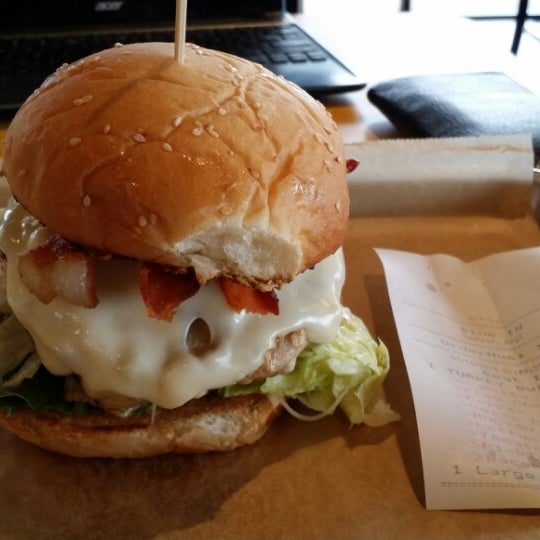 รูปภาพถ่ายที่ MOOYAH Burgers, Fries &amp; Shakes โดย Eric N. เมื่อ 2/10/2014