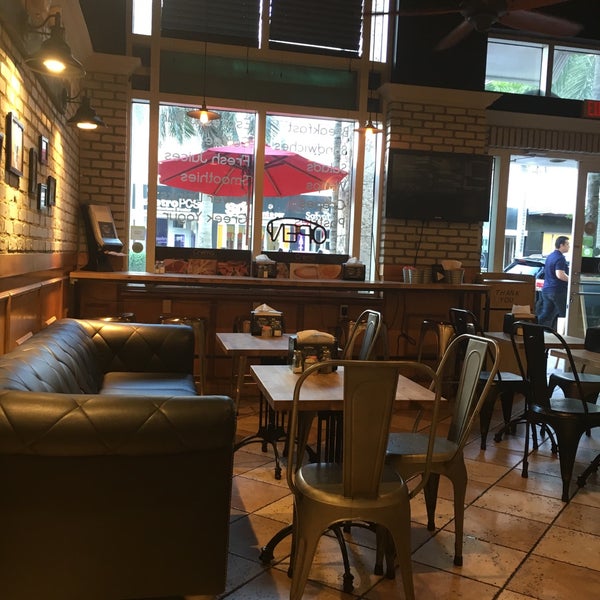 9/15/2016 tarihinde E E.ziyaretçi tarafından Crema Gourmet Espresso Bar'de çekilen fotoğraf