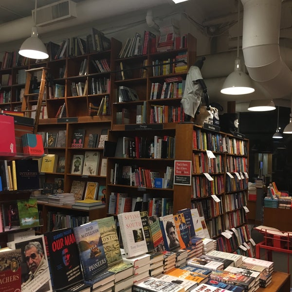 Foto diambil di Harvard Book Store oleh J S. pada 8/1/2019