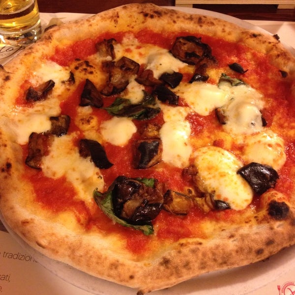 Una delle migliori pizzerie nei dintorni di Ravenna: la vera pizza napoletana, alta, soffice e con ingredienti di prima qualità. Nonostante il servizio rapido è altamente consigliato prenotare.