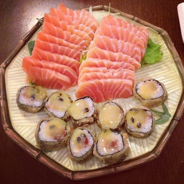 Foto tirada no(a) Asami Sushi por Valter J. em 1/6/2014