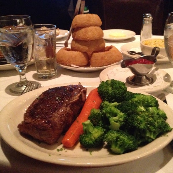 Photo taken at Bob&#39;s Steak &amp; Chop House by Grace J. on 5/29/2014