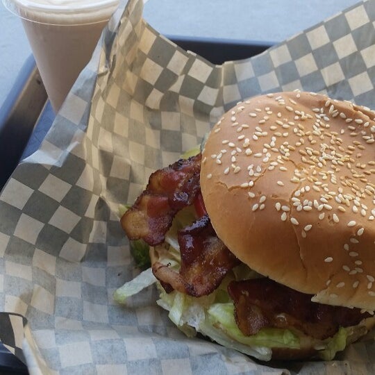 8/24/2014 tarihinde Syl C.ziyaretçi tarafından Scooter&#39;s Burgers'de çekilen fotoğraf