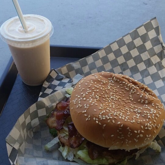 8/24/2014 tarihinde Syl C.ziyaretçi tarafından Scooter&#39;s Burgers'de çekilen fotoğraf