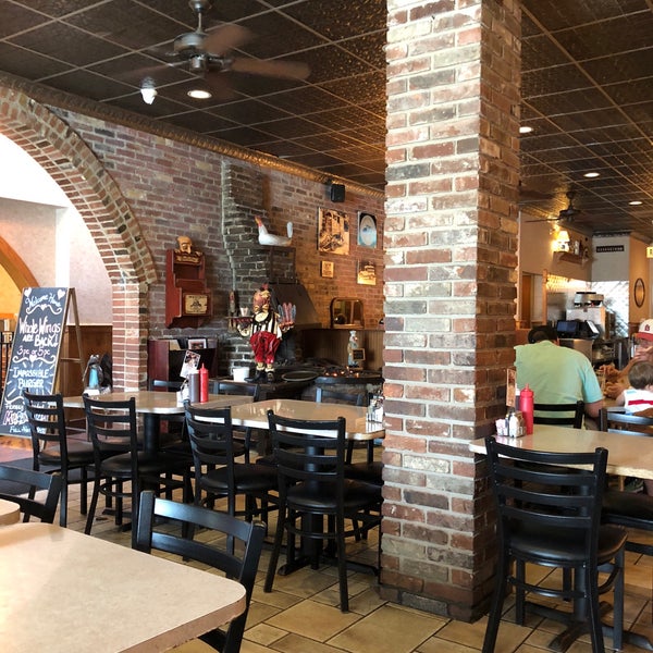 Foto diambil di Hodak&#39;s Restaurant and Bar oleh Janet S. pada 6/19/2018