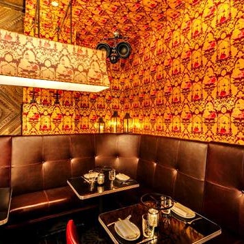 New. Ambiance? Dim lighting, gold-and-red-brocaded wallpaper, candlelit lamps Size? 300-seat Menu? » http://goo.gl/PmYZe...items include grilled lobster, & pepper-steak sticky buns, green-tea donut