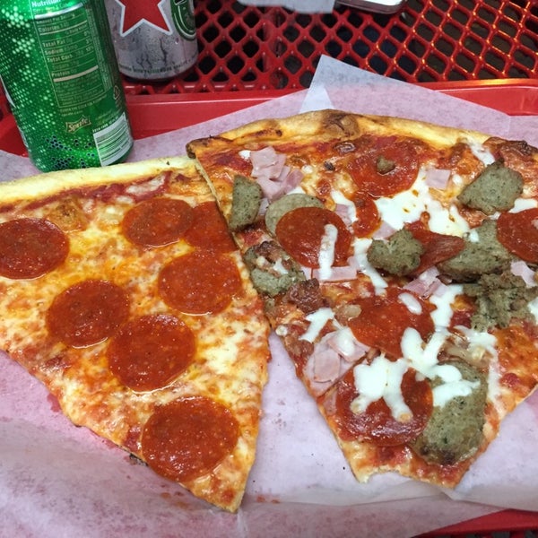 Снимок сделан в Pucci&#39;s Pizza пользователем Robert 11/26/2014