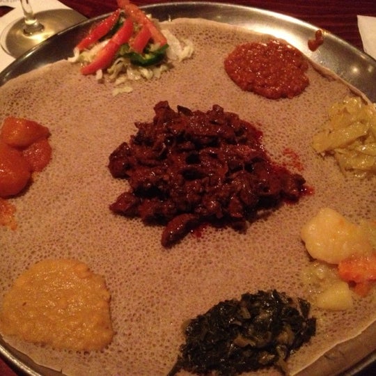 Foto diambil di Etete Ethiopian Cuisine oleh Judy C. pada 11/10/2012