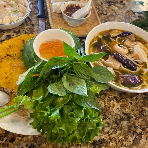Foto diambil di Ánh Hồng Restaurant oleh Jitra pada 10/13/2019