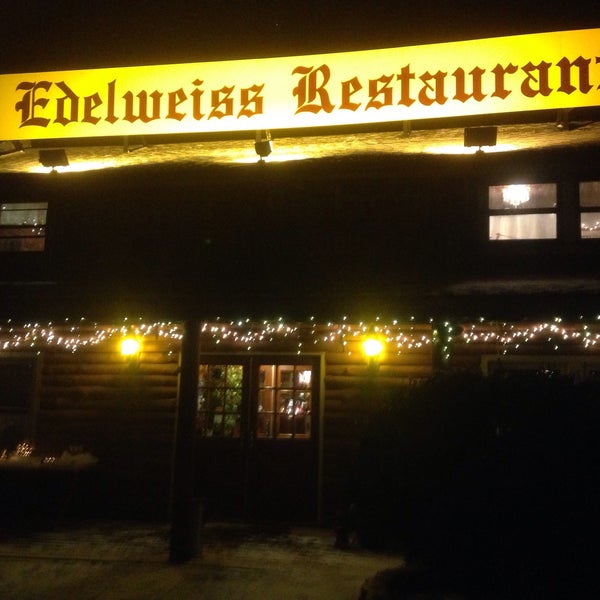 2/15/2015 tarihinde Chris T.ziyaretçi tarafından Edelweiss Restaurant'de çekilen fotoğraf