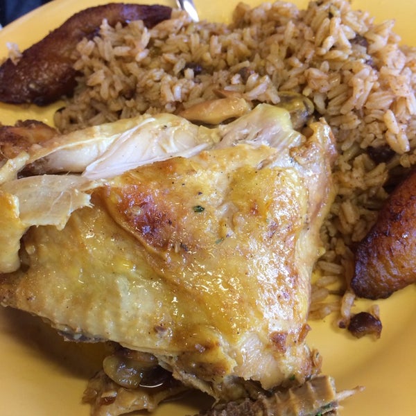 2/1/2014 tarihinde Tasty Chomps O.ziyaretçi tarafından Rice and Beans Cocina Latina'de çekilen fotoğraf