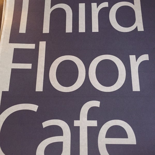 Foto tirada no(a) Third Floor Cafe por Helene Z. em 5/13/2016