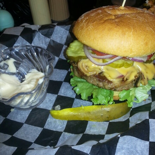 1/22/2014 tarihinde Kristy H.ziyaretçi tarafından My Burger Bar Catering'de çekilen fotoğraf