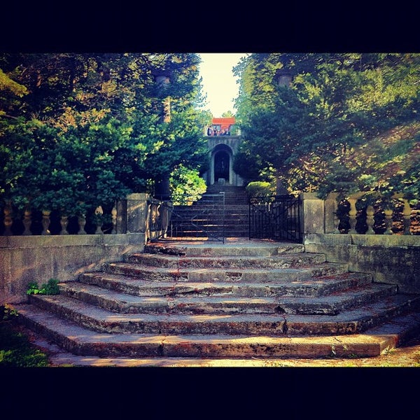 Foto scattata a Cranbrook House &amp; Gardens da Jay D. il 9/16/2012