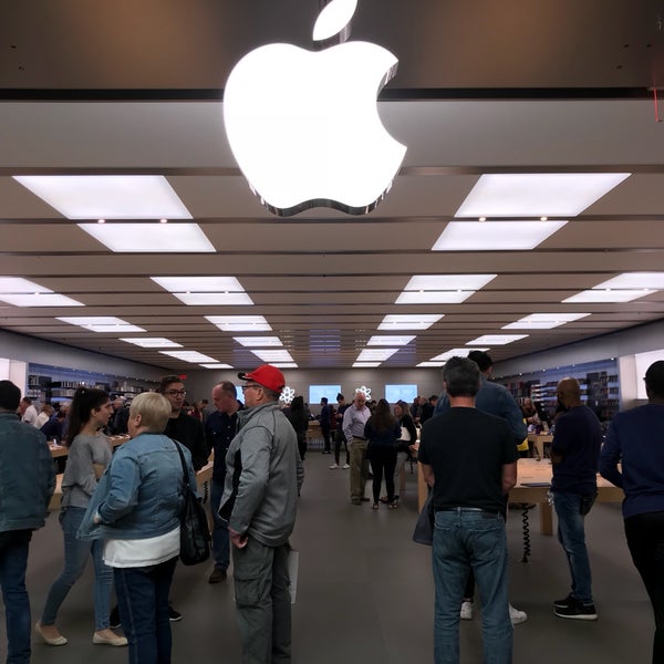 Apple Carrefour Laval Chomedey'de Elektronik Mağazası'da fotoğraflar