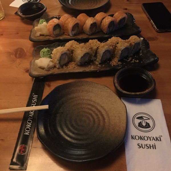 รูปภาพถ่ายที่ Kokoyaki Sushi Lara โดย Gökhan U. เมื่อ 9/12/2021