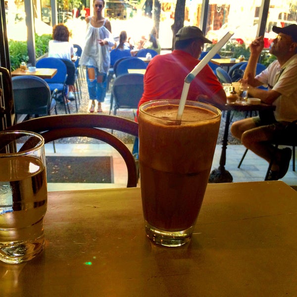 6/25/2015 tarihinde Giorgos V.ziyaretçi tarafından Amos Café bistro'de çekilen fotoğraf