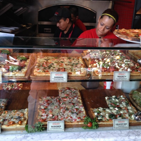 9/21/2013 tarihinde Patricia M.ziyaretçi tarafından Carluccio&#39;s Coal Fired Pizza'de çekilen fotoğraf