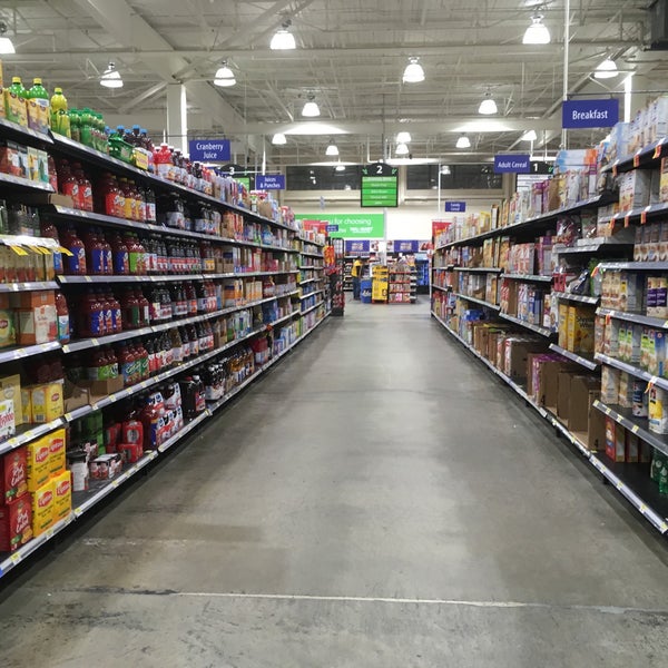 Photo taken at Walmart Supercentre by Atenas .. on 11/12/2018