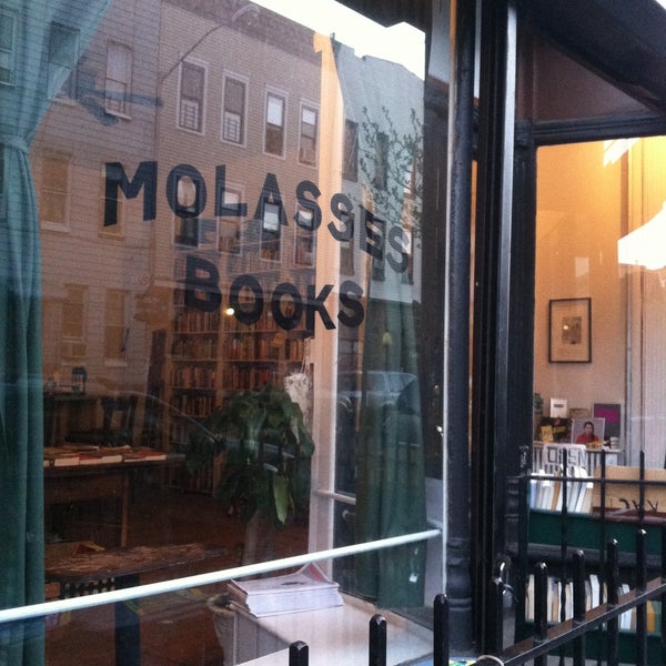 รูปภาพถ่ายที่ Molasses Books โดย Rachel W. เมื่อ 5/1/2013
