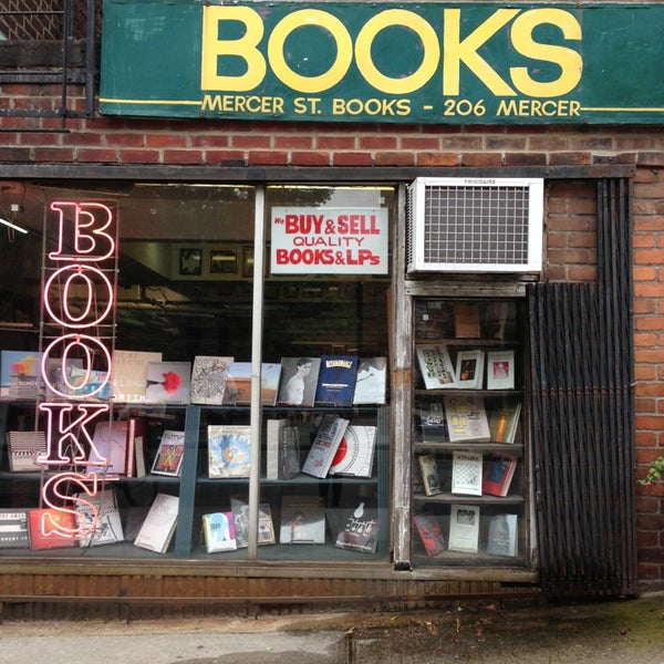 7/11/2013 tarihinde Rachel W.ziyaretçi tarafından Mercer Street Books'de çekilen fotoğraf