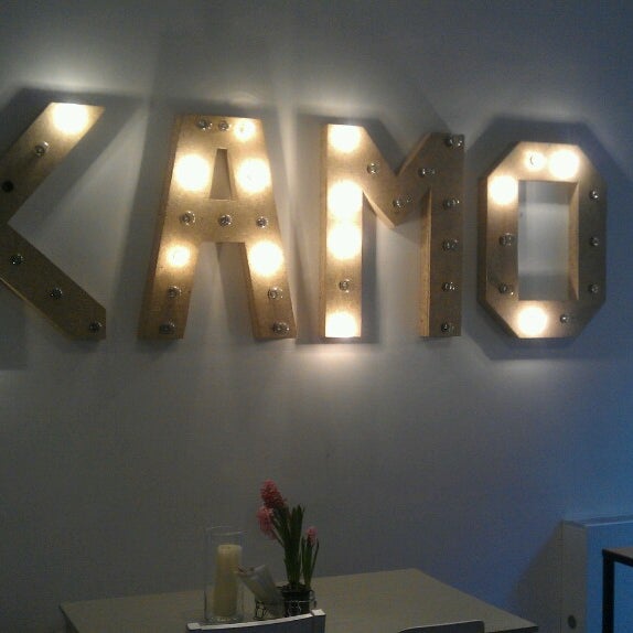 Foto scattata a Kamo Asian Bar &amp; Grill da Hugo D. il 2/28/2014
