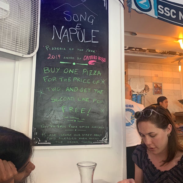 Снимок сделан в Song&#39; e Napule Pizzeria пользователем Sarah L. 7/31/2019