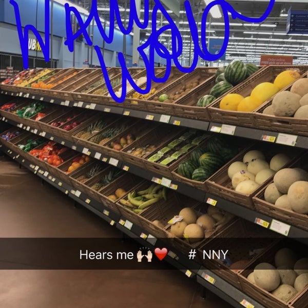 次での写真：Walmart Supercenter Malone、NY
