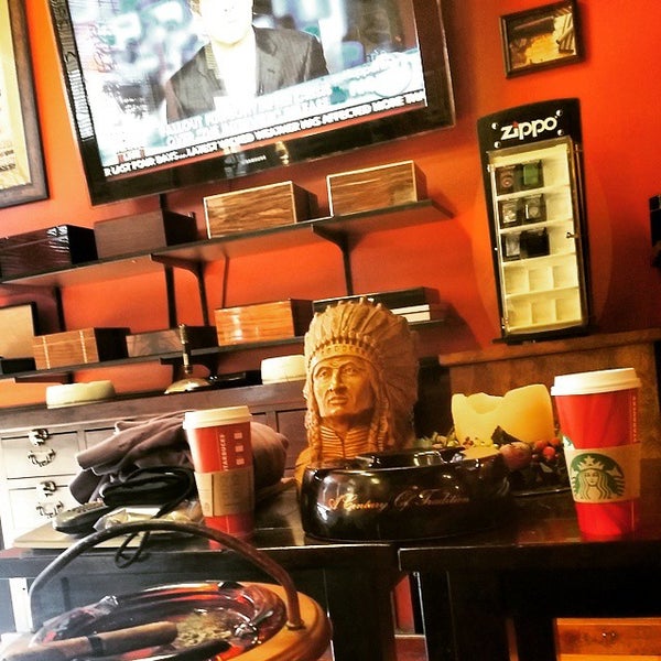 Foto scattata a La Casa Del Tabaco Cigar Lounge da William C. il 12/26/2014